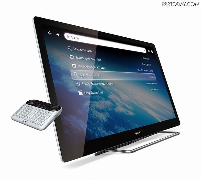 QWERTYキーボードを搭載したRFリモートコントローラーにより、テレビ本体や周辺機器の操作だけでなく、マウスオペレーションやコンテンツ検索、文字入力などを行える QWERTYキーボードを搭載したRFリモートコントローラーにより、テレビ本体や周辺機器の操作だけでなく、マウスオペレーションやコンテンツ検索、文字入力などを行える