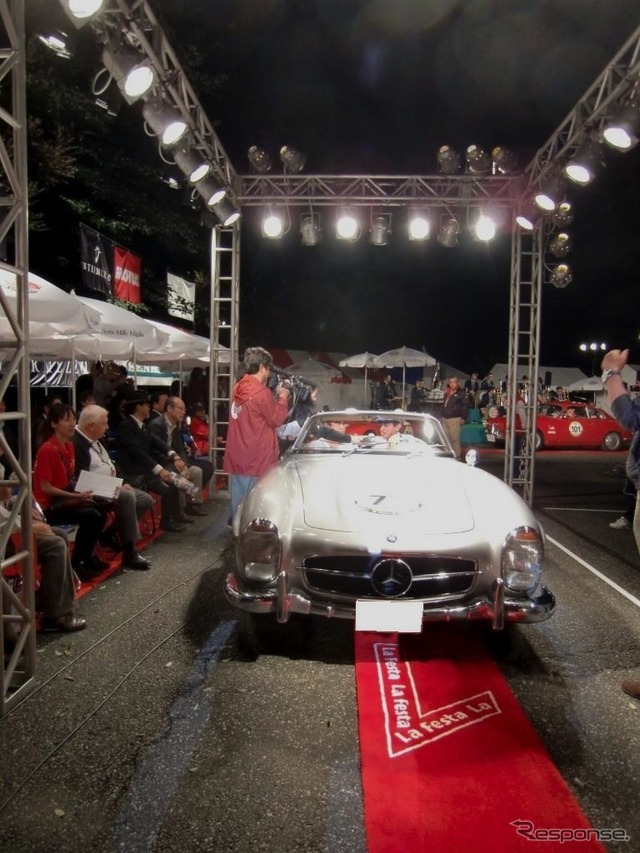 元F1パイロットの鈴木亜久里氏も完走を果たした。クルマはメルセデスベンツ300SL