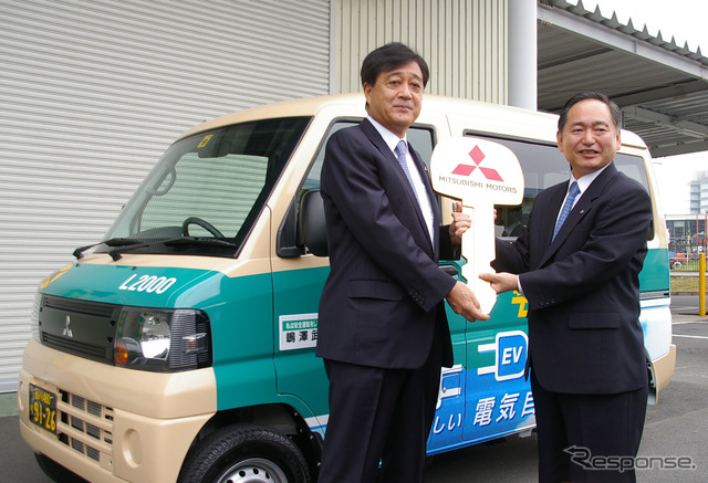 三菱自動車の益子修社長(左)とヤマト運輸の木川眞社長(右)