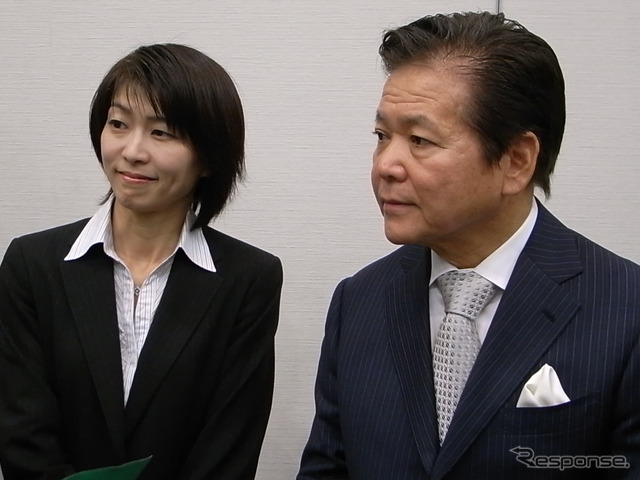 記者からの質問に答える羽鳥会長(右)と坂井智代美執行役員