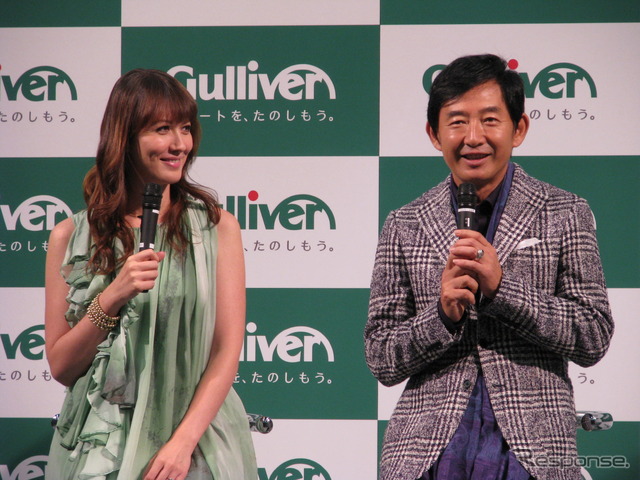 羽鳥兼市会長(左)の発表とともに、山本モナさんと石田純一さんによるトークショーも行われた
