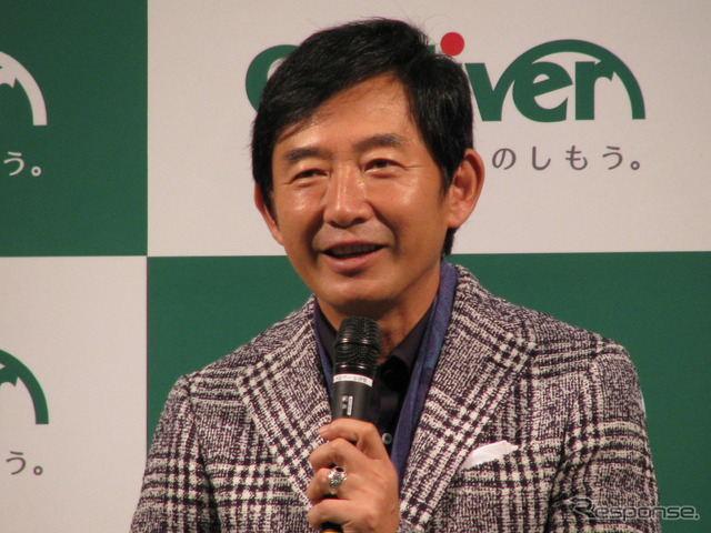 羽鳥兼市会長(左)の発表とともに、山本モナさんと石田純一さんによるトークショーも行われた