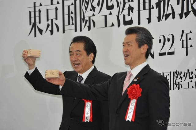 羽田空港国際線ターミナルの供用開始を前に乾杯する菅首相と馬淵国交相 撮影=中島みなみ