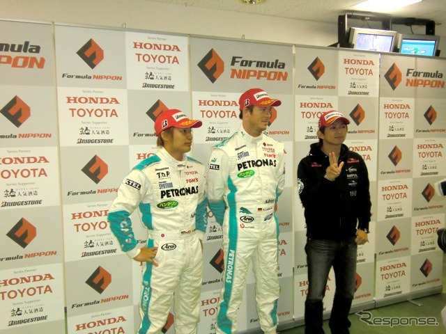 予選終了から2時間半後、やっとトップ3会見が成立。3位の平手が3本指を出すが、経緯が経緯なだけに、1-2のトムス勢は恒例の指立てをせず