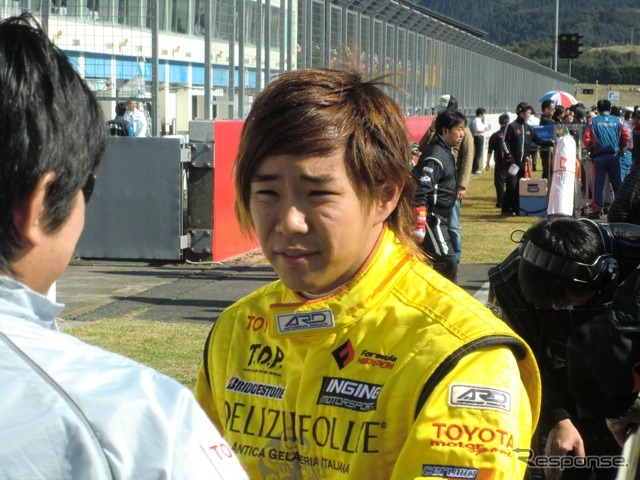 今季苦戦が続いていた新人・井口卓人。スタート前も渋い顔? だが、乱戦を生き残って6位。初入賞を地元九州で決めた