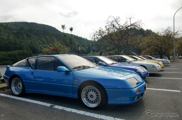 アルピーヌV6ターボも6台集まり、そのうちの1台はルマン(一番手前)であった