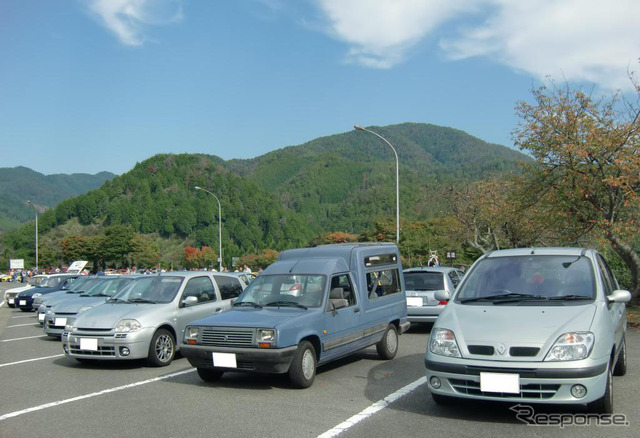 “普通の”ルノーも多く参加した。写真はセニック(右)とエクスプレス(左)
