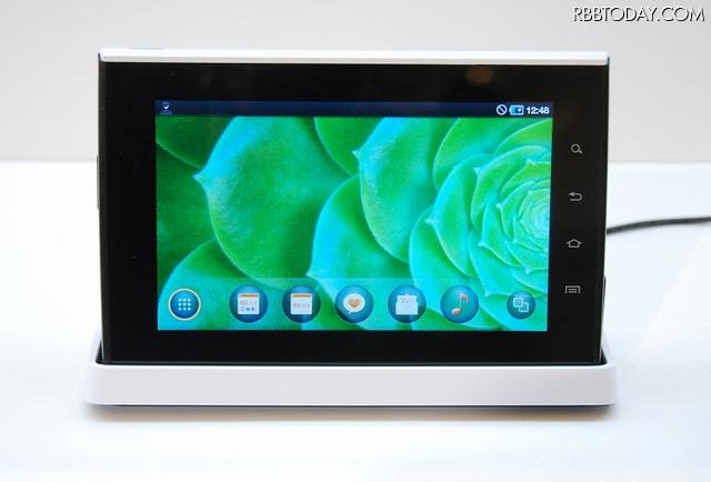 サムスン電子製「SMT-i9100」。OSはAndroid 2.2を搭載。12月上旬以降に発売されるモバイルルーター「Wi-Fi WALKER DATA05」などを利用することで、auの「CDMA 1X WIN」エリアでも利用可能 サムスン電子製「SMT-i9100」。OSはAndroid 2.2を搭載。12月上旬以降に発売されるモバイルルーター「Wi-Fi WALKER DATA05」などを利用することで、auの「CDMA 1X WIN」エリアでも利用可能