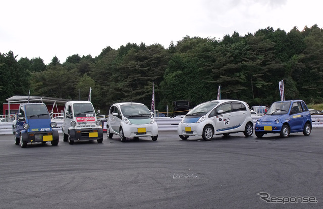 EVクラスに参加した3車種5台。左からZEVEX青ミゼットII EV、ZEVEX白ミゼットII EV、ZEVEX三菱i-MiEV・三菱i-MiEV・T.M.WORKS-REVA。それぞれがWエントリーで選手は10名だった。