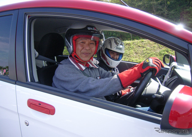 第2戦では、パリダカ2連覇の増岡浩選手から、三菱i-MiEVの競技的走らせ方のレクチャーを受けられるファンサービスも行われた。
