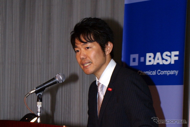 BASFコーティングスジャパン 自動車塗装・車輌塗装本部の坂本憲さん。コンテストでは永塚さんの通訳/サポートを担当した