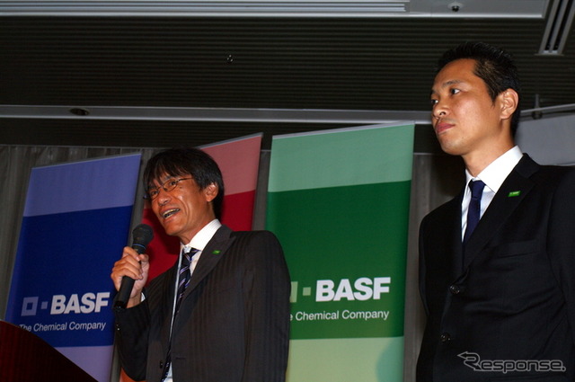 コンテストに向けたトレーニングについて説明するBASFコーティングスジャパンの自動車補修・車両塗装本部 テクニカルセールスサポート マネージャーの上久保和広さん(左)と技術部の門傳真木人さん
