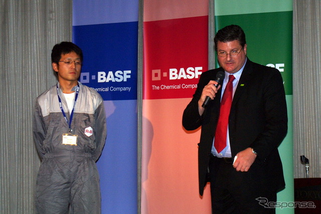 BASFコーティングス アジア・パシフィック地域統括本部のケン・マーシャル自動車補修塗料本部長は永塚さんの卓越した技量を高く評価した