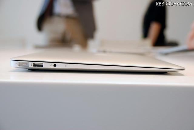 本体左側には電源のMagSafeとUSB2.0×1、ヘッドホン、マイクを備えた 本体左側には電源のMagSafeとUSB2.0×1、ヘッドホン、マイクを備えた