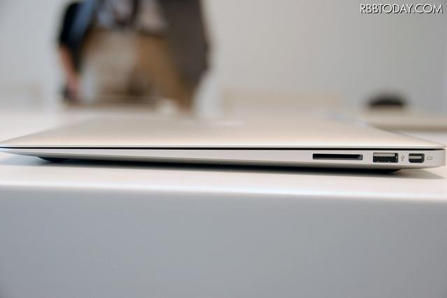 右側にUSB2.0×1、Mini DisplayPortを備えた。さらに13.3型にはSDカードスロットが搭載 右側にUSB2.0×1、Mini DisplayPortを備えた。さらに13.3型にはSDカードスロットが搭載