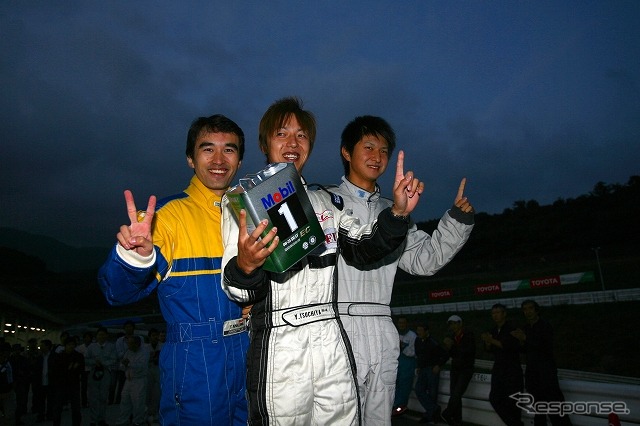 総合優勝を果たした「童夢レーシング」チーム