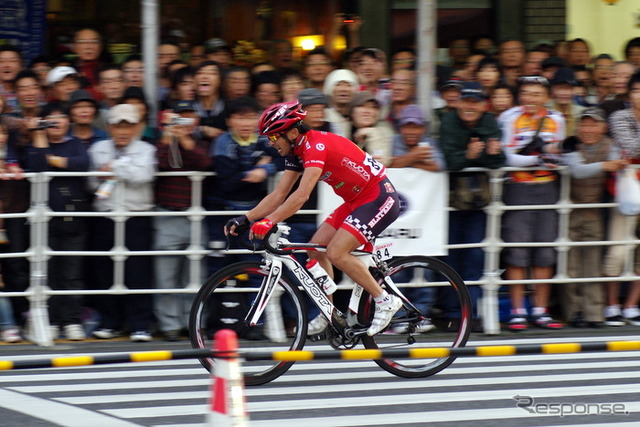 クリテリウムで力走する片山右京選手