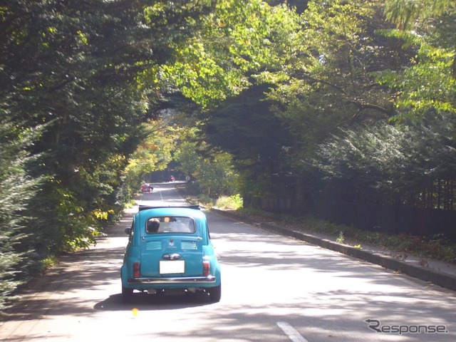 軽井沢を走る参加車。アバルト695SS