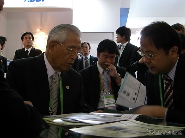 会場視察する豊田章一郎氏。JAPAN PAVILIONで解説に耳を傾ける