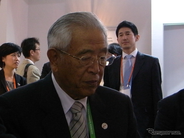 会場視察する豊田章一郎氏。JAPAN PAVILIONで解説に耳を傾ける
