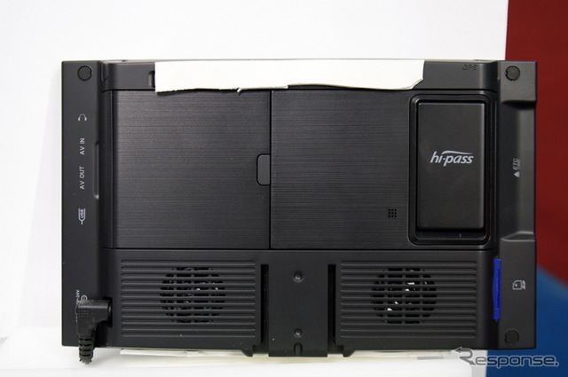 『EN（SEN-100）』の背面。右側にETCカードの挿入口がある。「Hi Pass」は韓国版ETCの愛称。