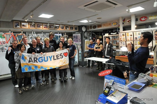 ファンと一緒に記念写真。横断幕の「アーガイルス」とはTeam Garmin-Transitionsの愛称