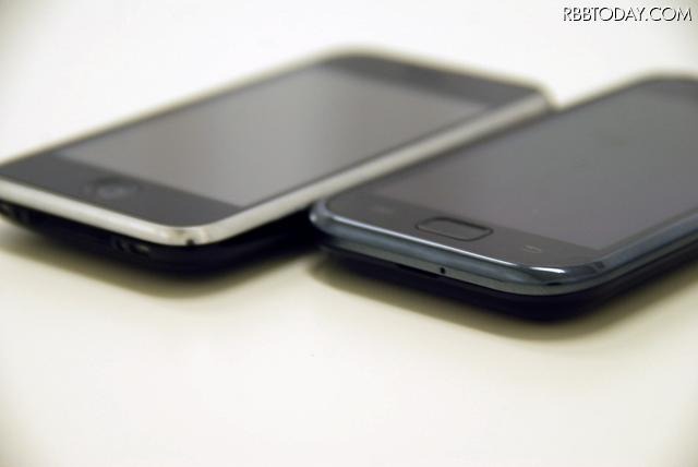 GALAXY S(手前)のラウンド型のフォルムがiPhone3GSと非常によく似ている GALAXY S(手前)のラウンド型のフォルムがiPhone3GSと非常によく似ている
