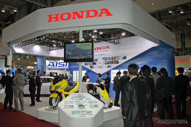 ITS会場でのホンダ・ブース。インサイトが置いてある奥が「エコ」ゾーン。手前が「セーフティ」ゾーン。これらを統合して快適な走り「FUN」を表現する
