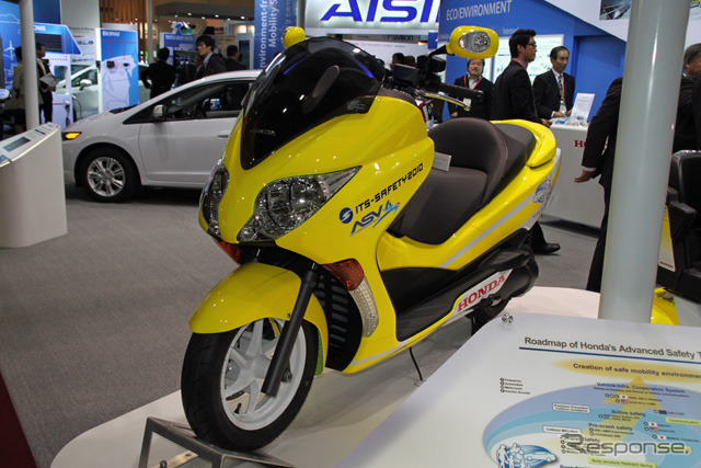 ASV4の車車間通信に対応した「フォルツァ」。右左折車から危険を未然に防止したり、その動作状況はメーターを囲うイルミで表現される