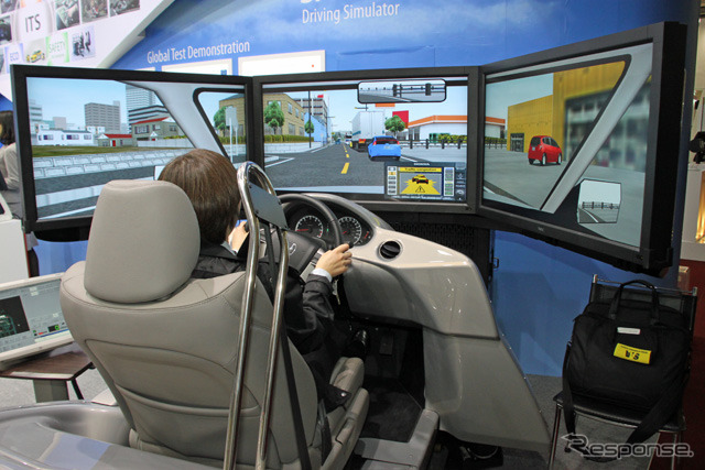 手軽にDSSS+ASV4の疑似体験ができたホンダのドライビング・シミュレーター。あまり真剣に取り組むと車酔いの感覚も…