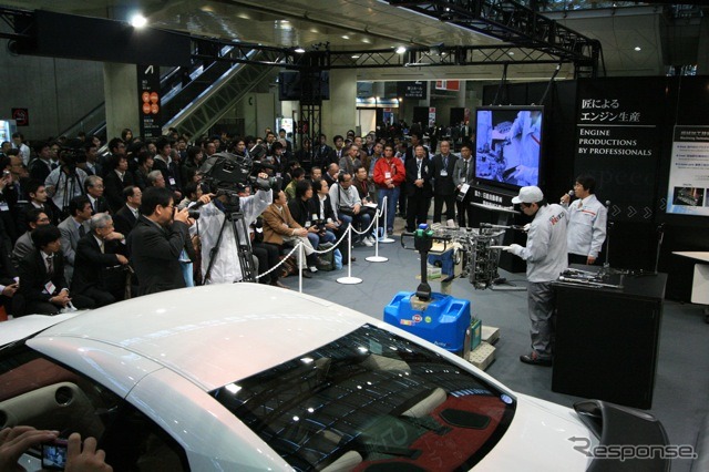 匠による超高性能パワートレインの手組み工程展示