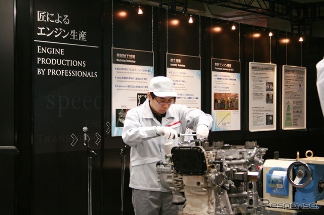 匠による超高性能パワートレインの手組み工程展示