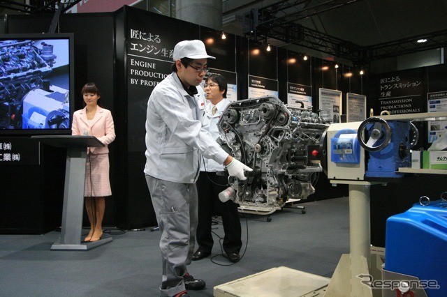 匠による超高性能パワートレインの手組み工程展示