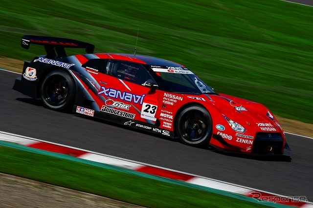パレードに参加する SUPER GT2008 #23 XANAVI NISMO GT-R