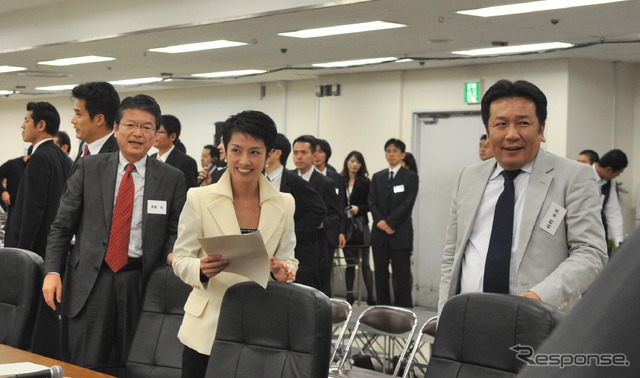 前半戦を終えて緊張が緩む長妻前厚労相、蓮舫行政刷新担当相、枝野前幹事長　撮影＝石田信一郎