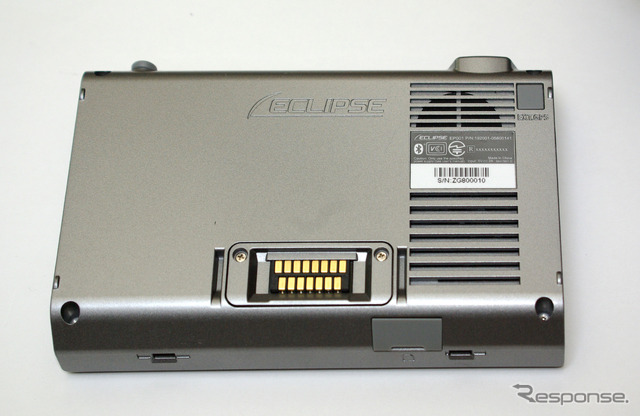 裏面は上部に外部GPSアンテナ用端子、下部にマイクロSDカードスロットがある。