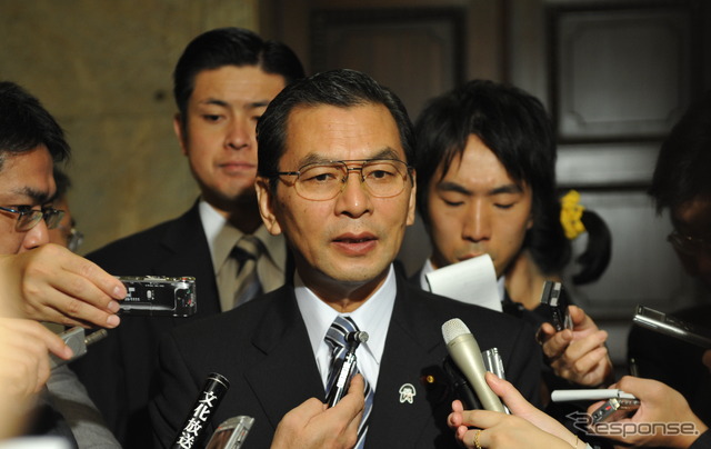 国会内で会見に応じる大畠章宏経産相 撮影=中島みなみ