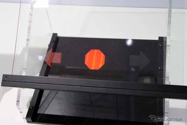 LED照明が当てられるとガラスに加工された部分が発光したかのように表示が浮かび上がる