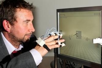 Wiiリモコン&特製手袋で自宅リハビリ ― 英国で開発 Wiiリモコン&特製手袋で自宅リハビリ ― 英国で開発