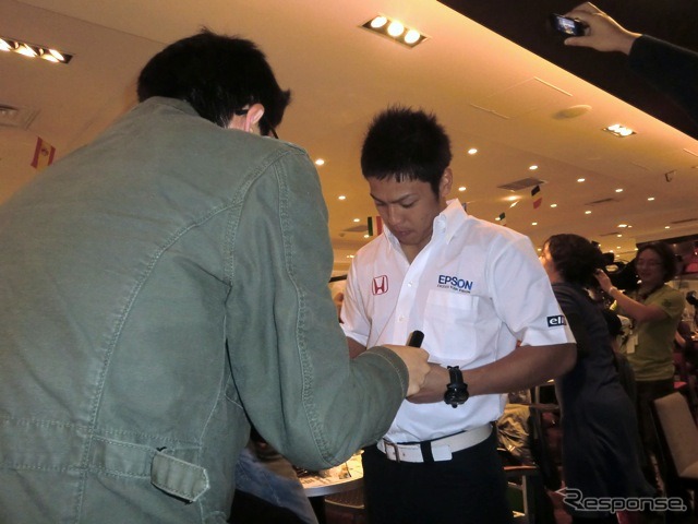 サイン会はドライバーが会場内に降りる形式で（中山友貴選手）