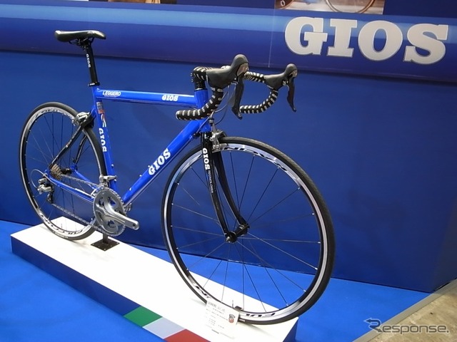 イタリアの自転車メーカーGIOS(ジオス)は「ジオスブルー」のバイクを展示