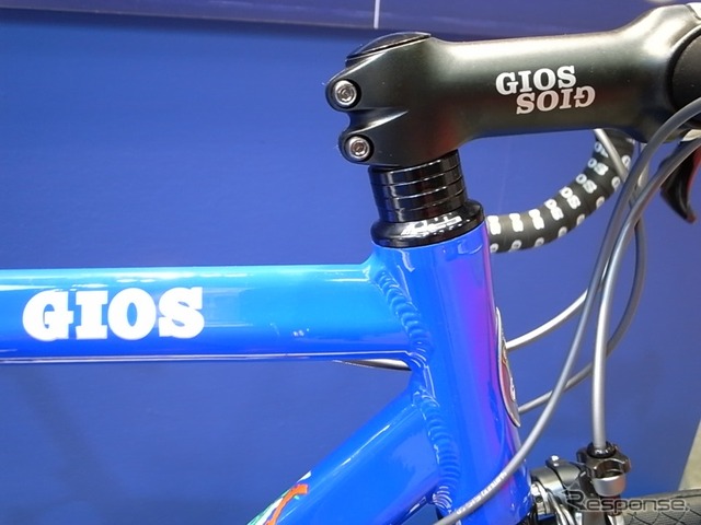 イタリアの自転車メーカーGIOS（ジオス）は「ジオスブルー」のバイクを展示