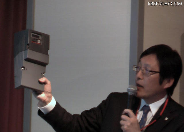 新型メーターを紹介する越谷氏 新型メーターを紹介する越谷氏