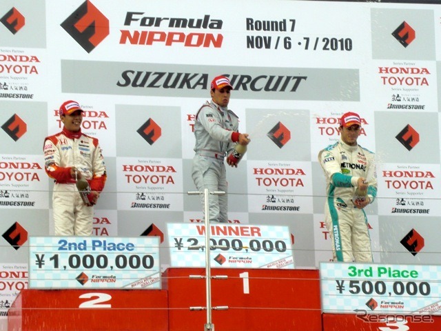 レース1の表彰台。このあとレース2があるから、スパークリング日本酒ファイトはしないはず、が……。左から2位小暮、優勝デュバル、3位ロッテラー