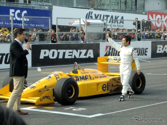 佐藤琢磨がロータス100Tホンダ（1988年型）でデモ走行を実施
