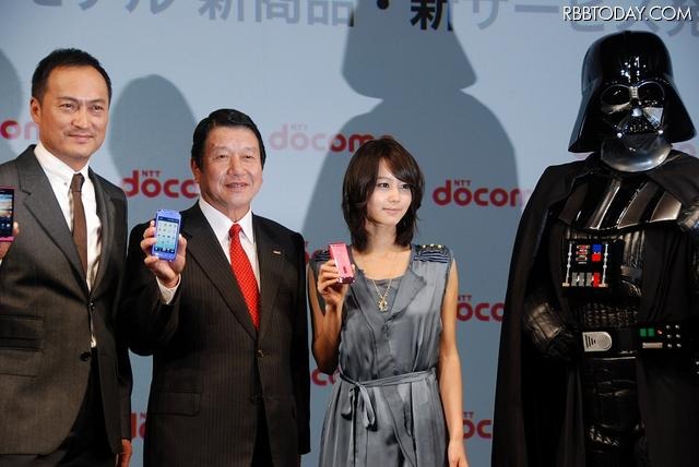 会場には同社のCMキャラクター、渡辺謙さんと、堀北真希さん、ダースベイダー卿が登場 会場には同社のCMキャラクター、渡辺謙さんと、堀北真希さん、ダースベイダー卿が登場
