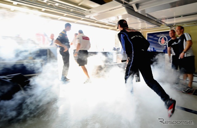 F1ブラジルGP。消火器ではしゃぐ