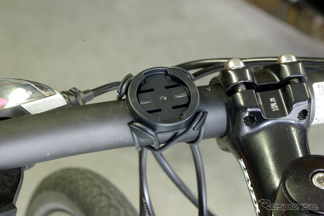 付属のマウントを2本のゴムバンドでハンドルに固定。マウントの裏はゴムシートなので自転車を傷つけることはない