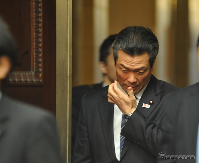 対応に苦慮する馬淵国交相（12日・国会）　撮影＝中島みなみ