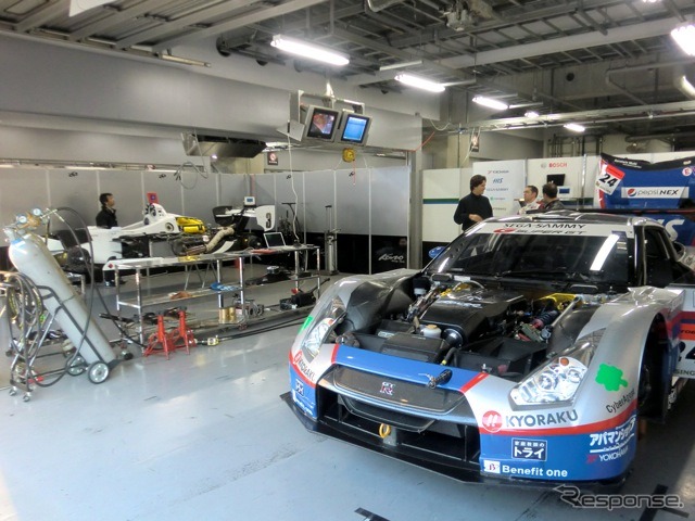 同じガレージ内に、GTマシンとFニッポンマシンが同居